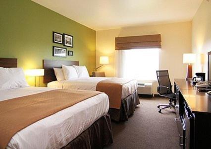 Queen Room with Two Queen Beds - Non-Smoking interior